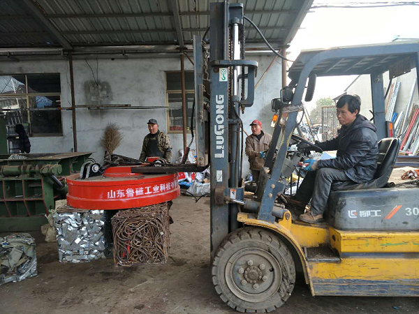 废钢起重电磁铁配挖机、叉车秒变搬运能手