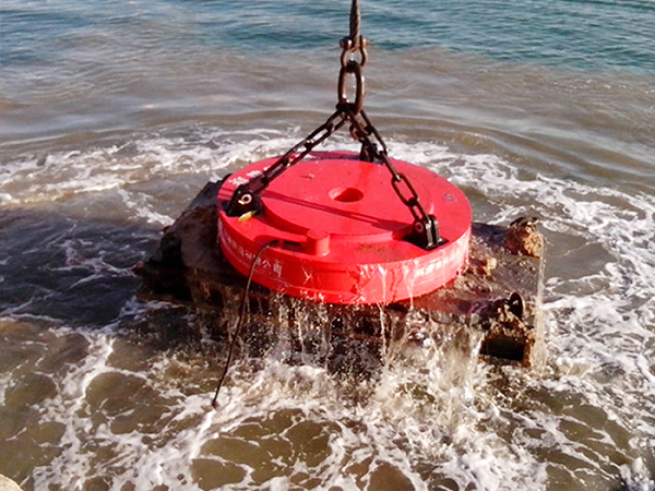 深海打捞的得力助手：潜水起重电磁吸盘助力烟台港废钢打捞